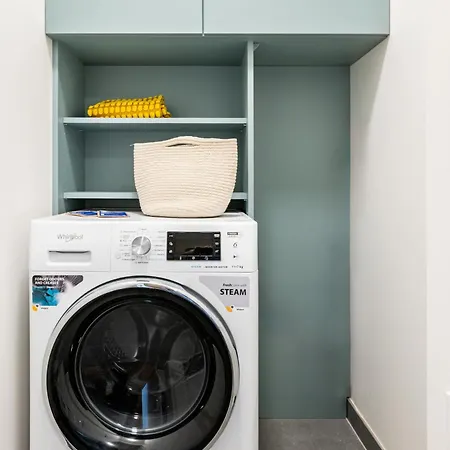 Days - One-bedroom With Balcony, Garage & 250 Mbs Wifi