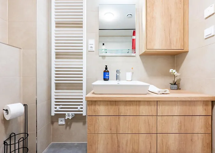 Days - One-bedroom With Balcony, Garage & 250 Mbs Wifi Apartmán *