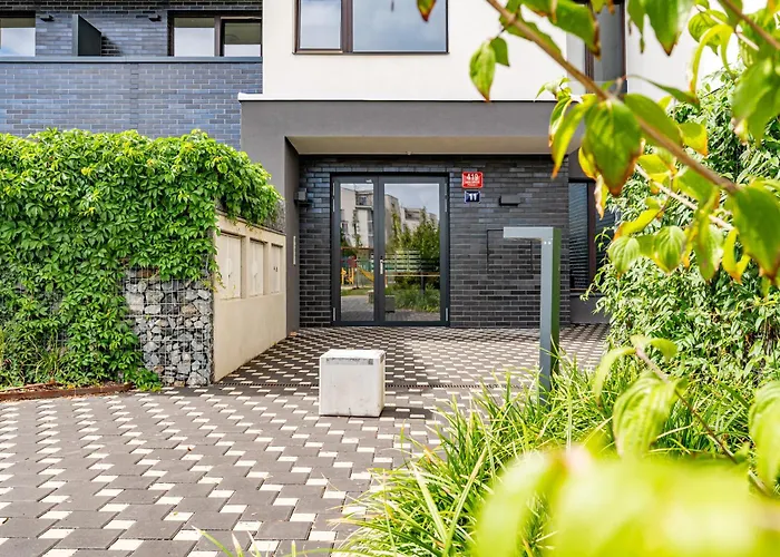Days - One-bedroom With Balcony, Garage & 250 Mbs Wifi Apartmán *