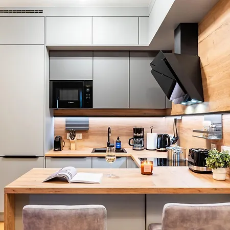 Days - One-bedroom With Balcony, Garage & 250 Mbs Wifi