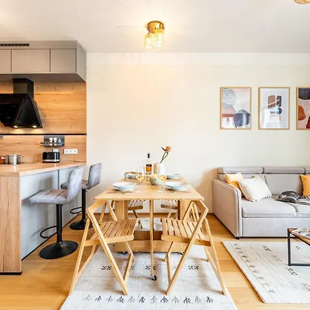 アパート Days - One-bedroom With Balcony, Garage & 250 Mbs Wifi