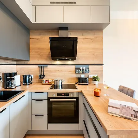 Days - One-bedroom With Balcony, Garage & 250 Mbs Wifi アパート *