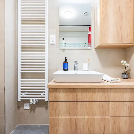 Days - One-bedroom With Balcony, Garage & 250 Mbs Wifi アパート *