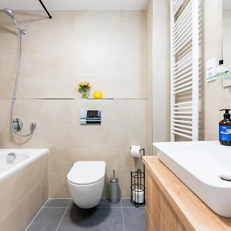 アパート Days - One-bedroom With Balcony, Garage & 250 Mbs Wifi