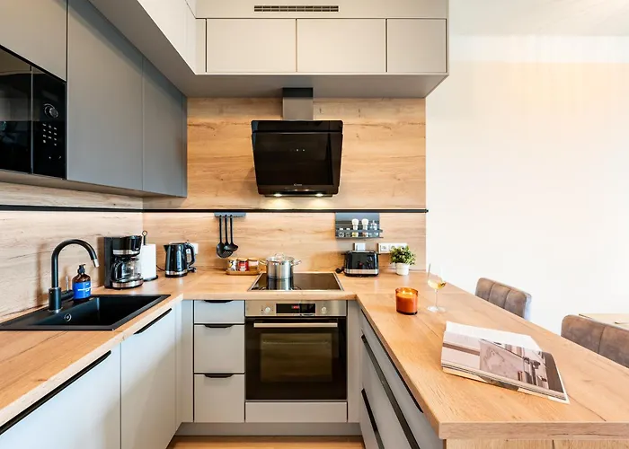Days - One-bedroom With Balcony, Garage & 250 Mbs Wifi Apartment *