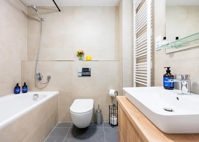 Apartment Days - One-bedroom With Balcony, Garage & 250 Mbs Wifi